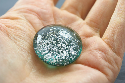 Personalisierter Gedenkschmuck aus Glas mit Tierasche – Türkisblauer Trauerschmuck als Andenken an verstorbene Haustiere