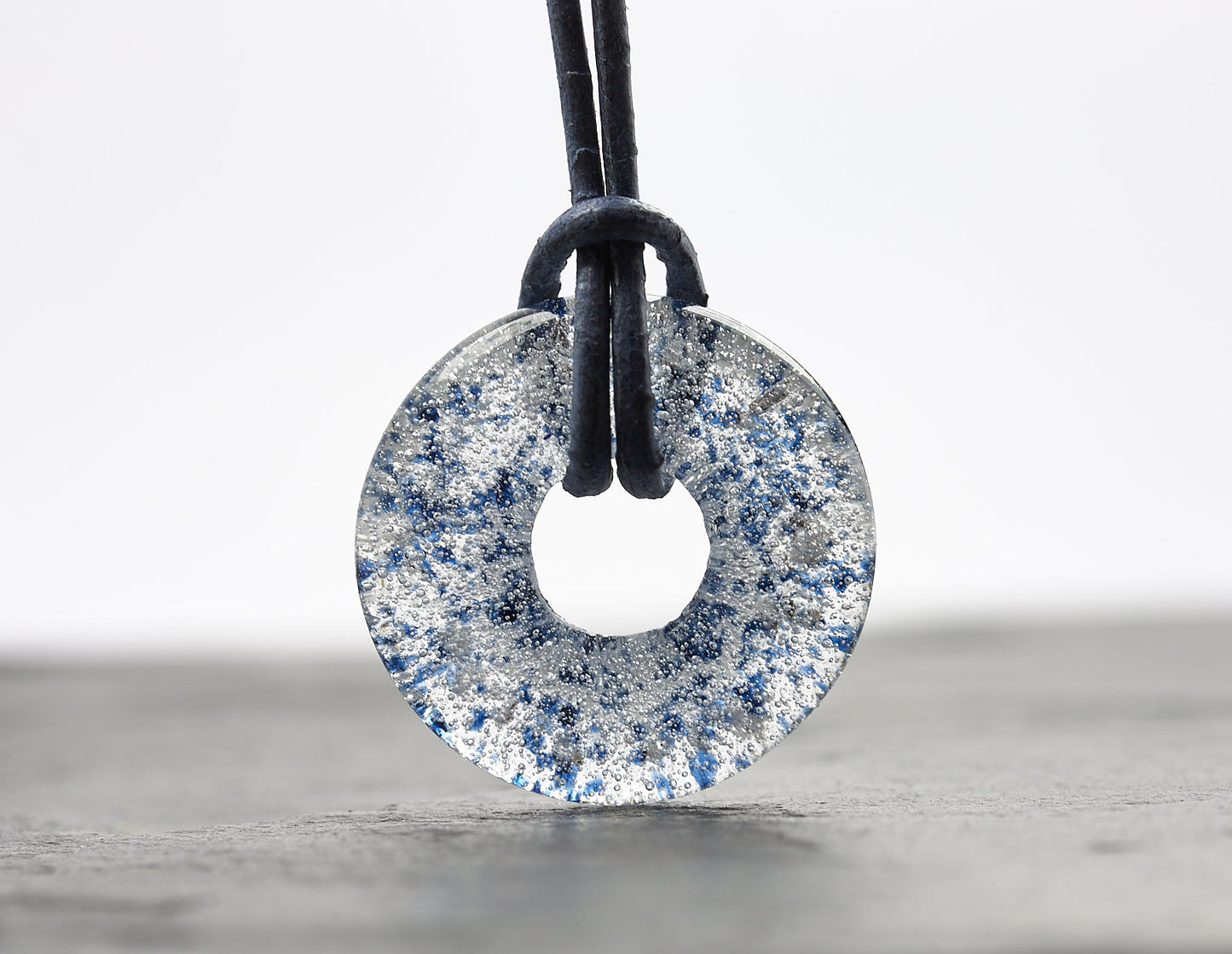 runder blauer Glasanhänger mit Asche