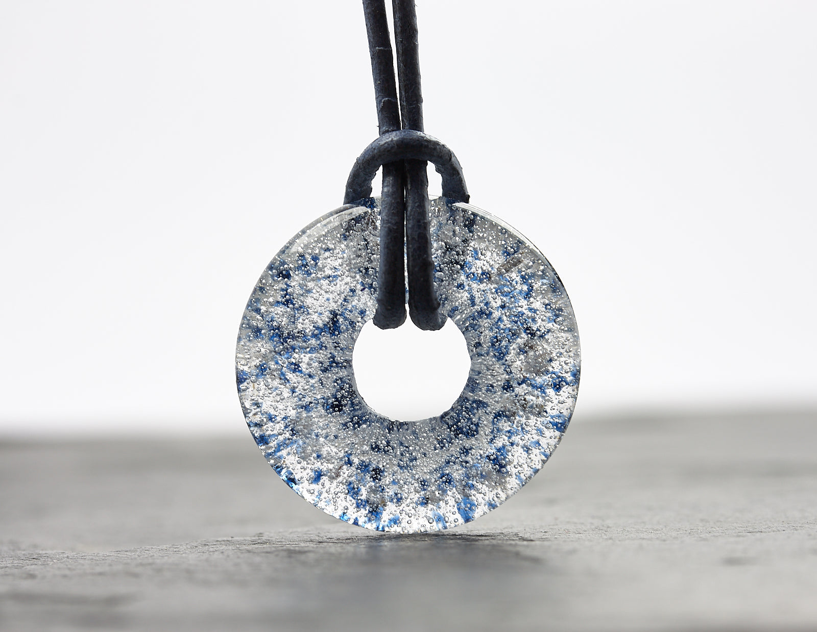 runder blauer Glasanhänger mit Asche