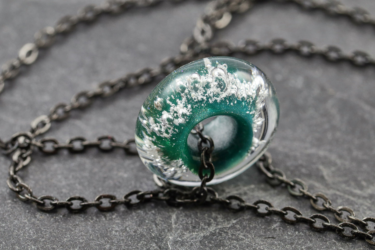 Mini Gedenkschmuck aus Borosilikatglas mit Tierasche – Kette als Andenken an verstorbene Haustiere