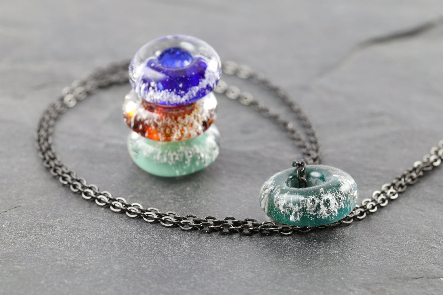 Mini Gedenkschmuck aus Borosilikatglas mit Tierasche – Kette als Andenken an verstorbene Haustiere