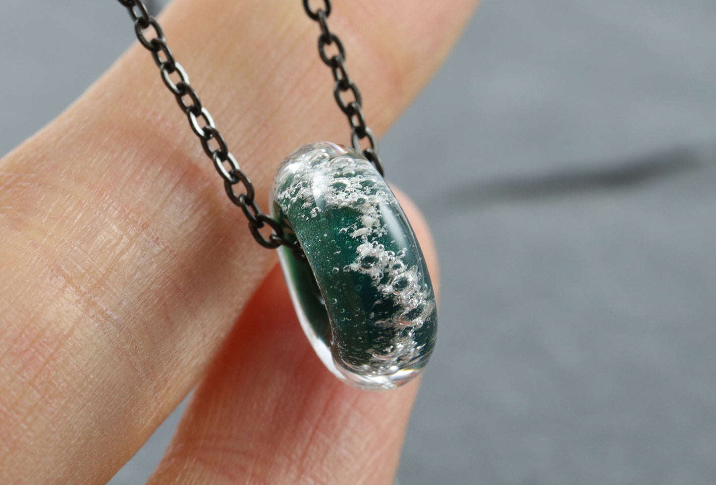 Mini Gedenkschmuck aus Borosilikatglas mit Tierasche – Kette als Andenken an verstorbene Haustiere